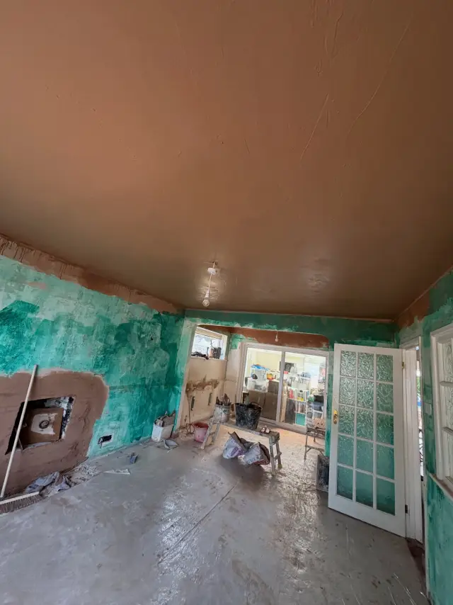 Brown plaster finish in narrow hallway